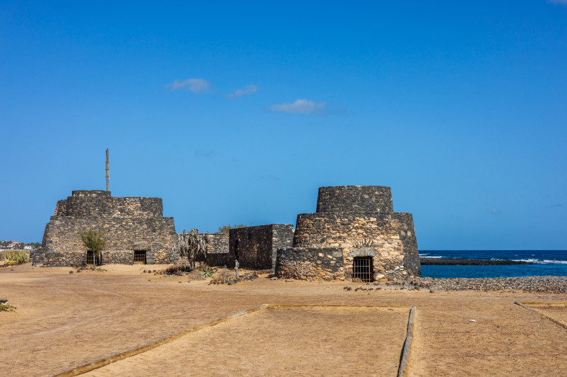 Kalköfen von La Guirra aus dunklem Naturstein an der Küste