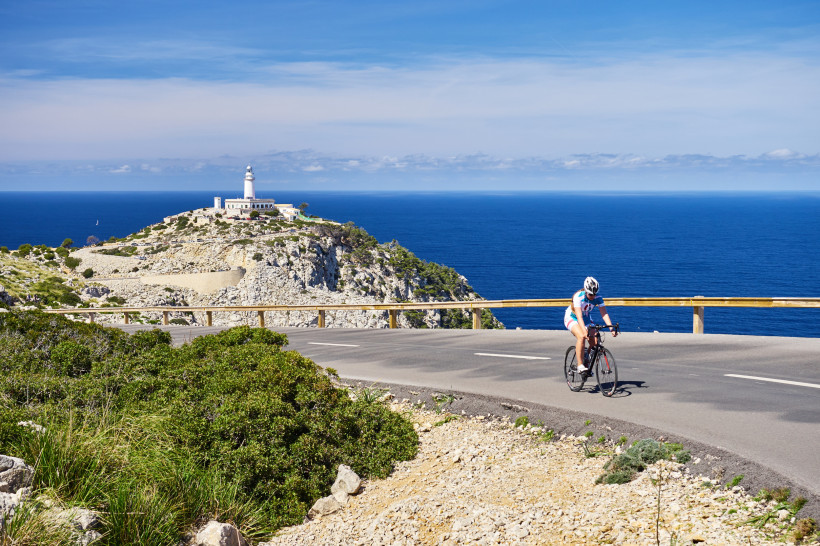 Rennradfahrer auf der Küstenstraße zum Cap Formentor bei Pollença im Norden Mallorcas