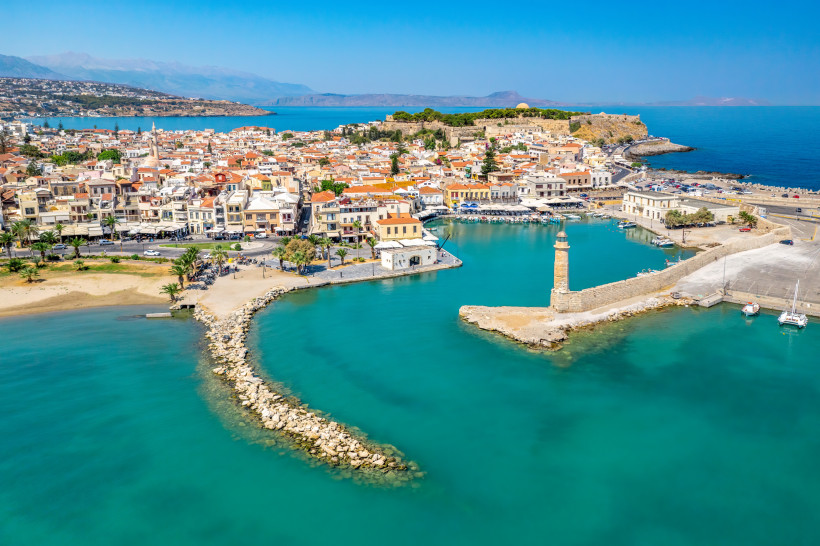 Hafen von Rethymno mit Leuchtturm, Altstadt und Festung am Meer