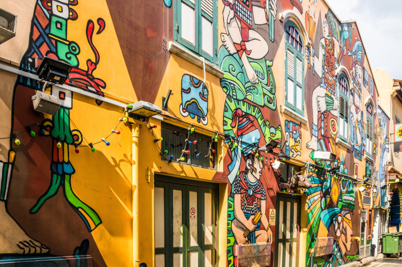 Street Art in Kampong Glam, Singapur Bunte Wandmalereien und Street Art in Kampong Glam, Singapur, mit detailreichen Figuren und kräftigen Farben