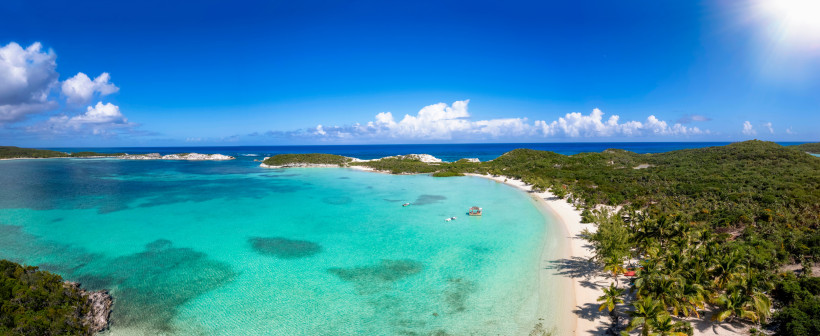 Stingray Beach im Norden von Long Island Luftaufnahme der Stingray Beach im Norden von Long Island mit türkisfarbener Lagune und Sandstrand