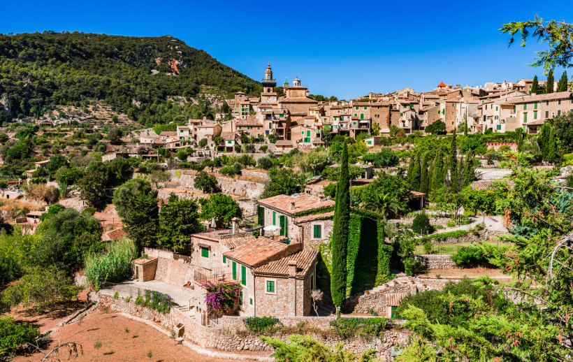 Valldemossa, Mallorca Blick auf das Bergdorf Valldemossa auf Mallorca mit traditionellen Steinhäusern, Gärten und den Bergen der Serra de Tramuntana