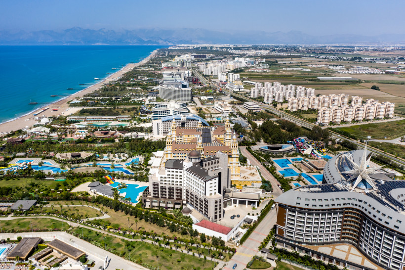 Kundu und Lara Beach aus der Luft – Hotels, Strandlinie und Resorts an der Türkischen Riviera Luftaufnahme der Hotelzone von Kundu und Lara Beach an der Türkischen Riviera mit Strand, großen Resorts und Blick auf die umliegende Landschaft.