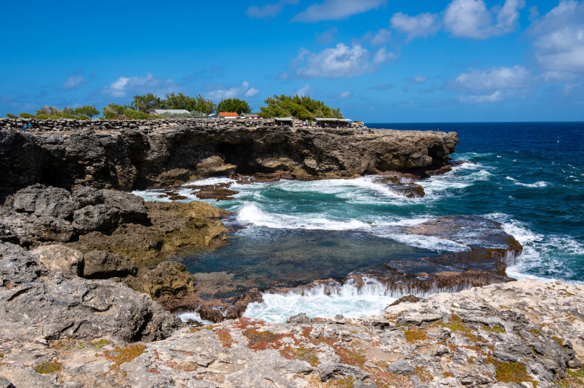Rauhe Nordküste von Barbados – spektakuläre Klippen und Wellen Felsküste im Norden von Barbados mit Klippen, Atlantik und brechenden Wellen.
