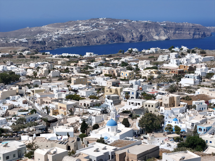Santorini - Megalochori Panorama von Megalochori, Santorini: weiße Kykladenhäuser und Kuppelkirchen, dahinter die Caldera-Klippen und das tiefblaue Meer