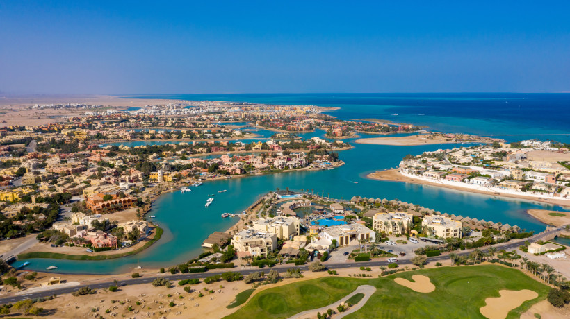 Ägypten - El Gouna Wunderschöne Drohnenübersicht über den großen Golfplatz mit Seen bei der Touristenstadt El Gouna im Roten Meer, Ägypten
