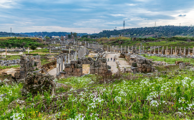Perge Ruinenstadt – Antike Säulenstraße und Ausgrabungen nahe Belek Panoramablick auf die antike Ruinenstadt Perge nahe Belek mit gut erhaltener Säulenstraße, historischen Steinmauern und grüner Landschaft im Hintergrund.