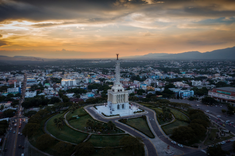 Dominikanische Republik Luftaufnahme des Monumento a los Héroes de la Restauración in Santiago de los Caballeros, Dominikanische Republik, bei Sonnenuntergang