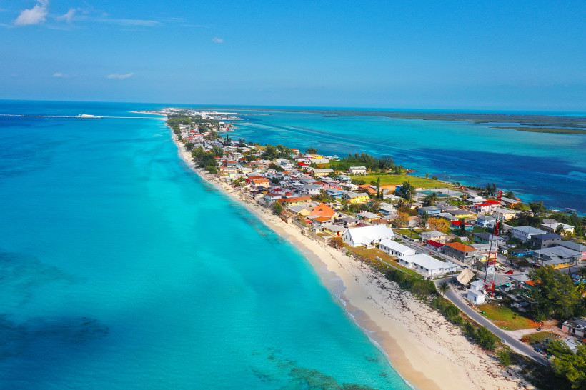 Bimini, Bahamas: Küstenort mit Sandstrand und Lagune aus der Luft Luftaufnahme von Bimini auf den Bahamas mit Küstenort, Sandstrand und türkisfarbenem Meer