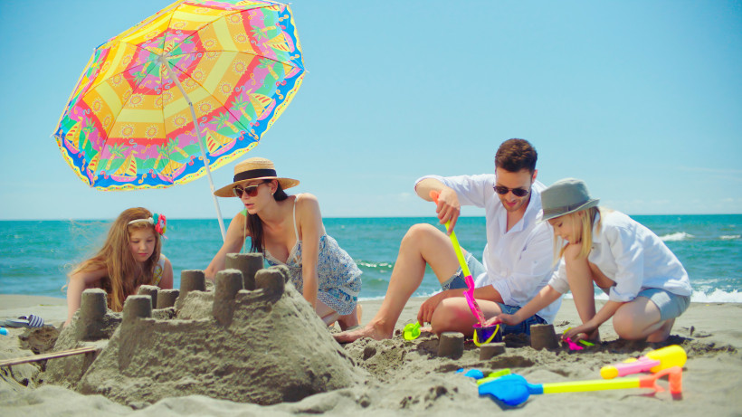 Familienurlaub in Belek – Sandburgenbauen und Strandspaß für Groß und Klein Familie baut gemeinsam eine große Sandburg am Strand von Belek – ideal für Familien mit Kindern, die Spielspaß und entspannten Badeurlaub suchen ???? Bild 2: Familie am Meer bei Sonnenlicht SEO-Titel: Familienurlaub in Belek – Glückliche Momente am Stra