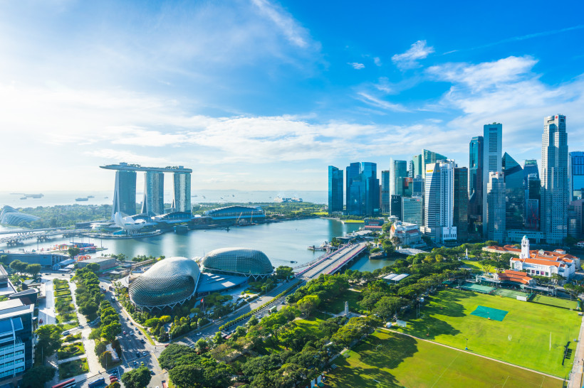 Panoramablick auf Marina Bay in Singapur mit Marina Bay Sands, Skyline und Esplanade-Theatern bei Tag