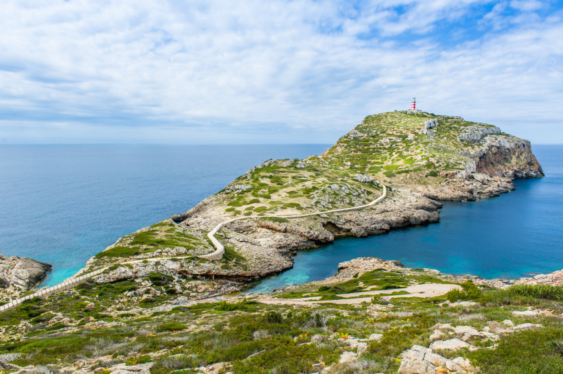 Halbinsel Punta de n’Amer auf Cabrera mit Küstenpfad und Leuchtturm am Ende