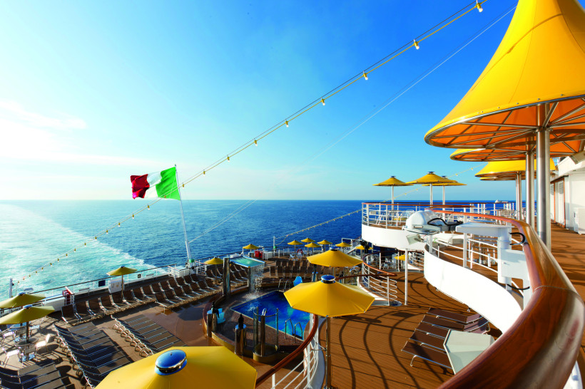 Costa Favolosa – Deck 10 (Escorial): Sonnendeck mit Liegestühlen und Meerblick Sonnendeck der Costa Favolosa auf Deck 10 (Escorial) mit Liegestühlen, Sonnenschirmen und Blick auf das Meer