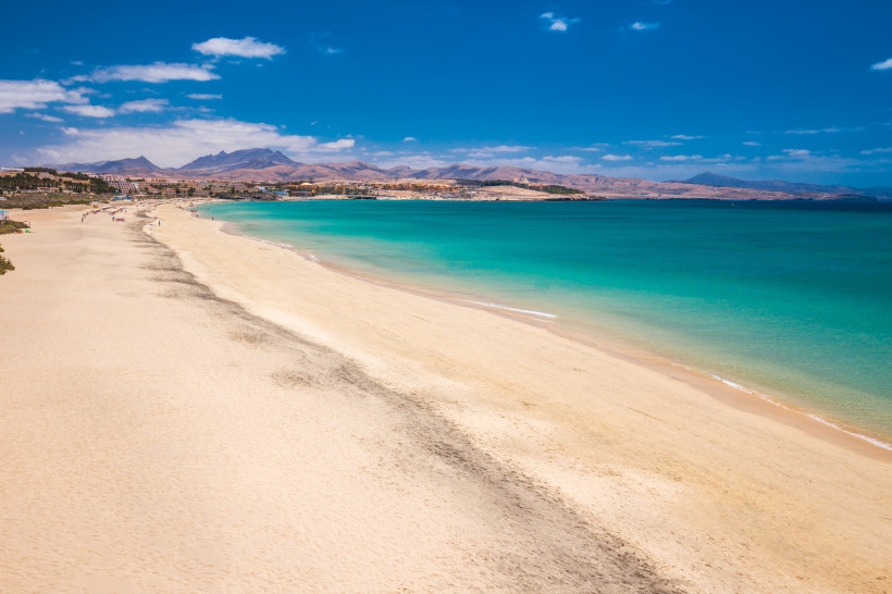 Costa Calma – Sanfte Wellen und endlose Strandlinie Costa Calma Strand auf Fuerteventura mit langer Bucht, klarem Wasser und feinem Sand an der Südküste