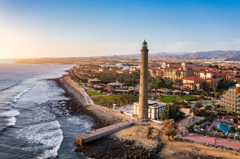 Faro de Maspalomas – Leuchtturm und Promenade im Süden Gran Canarias Leuchtturm Faro de Maspalomas mit Uferpromenade, Atlantikküste und Hotels im Süden Gran Canarias bei sonnigem Wetter