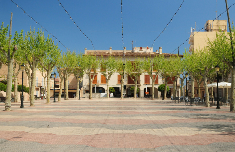 Baumbestandene Plaça im Zentrum von Santa Margalida mit Cafés und Sitzgelegenheiten