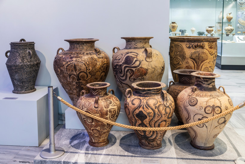 Ausgestellte antike Keramikgefäße mit ornamentaler Bemalung im Archäologischen Museum Heraklion