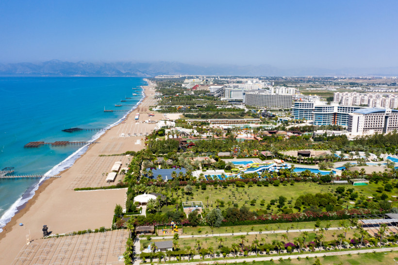 Türkei - Lara Strand von Lara in Antalya mit weitläufigen Hotelanlagen, goldenem Sandstrand und Blick auf das Taurusgebirge