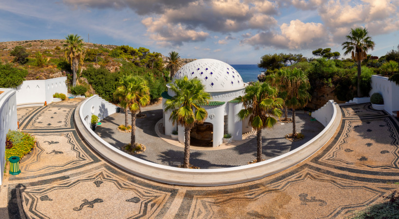 Historischer Kuppelbau auf Rhodos mit Palmen und Mosaikboden nahe der Küste – kulturelle Sehenswürdigkeit der Insel