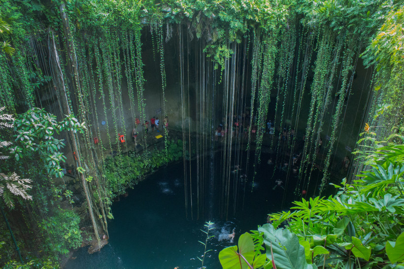 Die berühmte Cenote Ik Kil nahe Chichén Itzá auf der Halbinsel Yucatán, Mexiko – Naturpool mit klarem Wasser und hängenden Pflanzen, Ausflugsziel 2025/2026