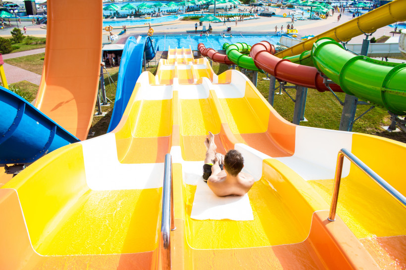 Besucher auf großer Wasserrutsche im Watercity Wasserpark auf Kreta