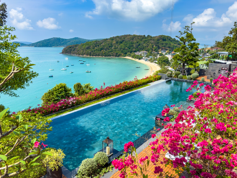 Ao Yon Beach im Winter – Ruhige Bucht Blick auf Ao Yon Beach in Phuket im Winter mit türkisblauem Wasser, Yachten und einer luxuriösen Poolanlage – perfekte Reisezeit für sonnige Strandtage.