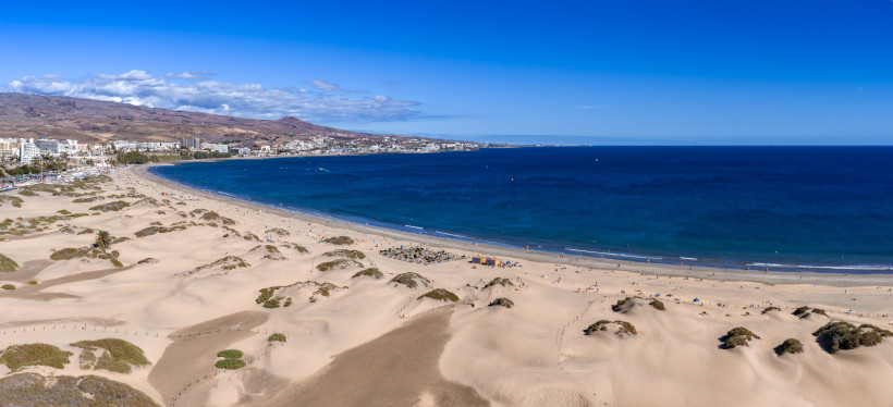 Blick über die Dünen von Maspalomas auf den Strand und das Meer auf Gran Canaria