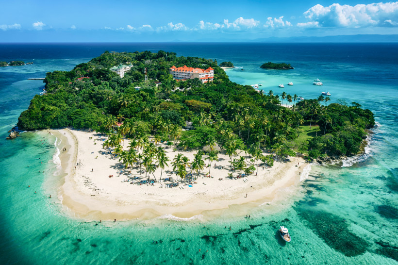 Cayo Levantado, Dom.Rep. Tropische Insel bei Samaná in der Dominikanischen Republik mit weißen Sandstränden, Palmen, türkisfarbenem Meer und einem Hotel im Hintergrund