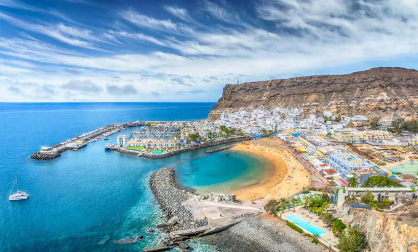 Puerto de Mogán – malerischer Küstenort mit Strand und Hafen Puerto de Mogán auf Gran Canaria – malerischer Küstenort mit Strand, Hafen und türkisblauem Meer.