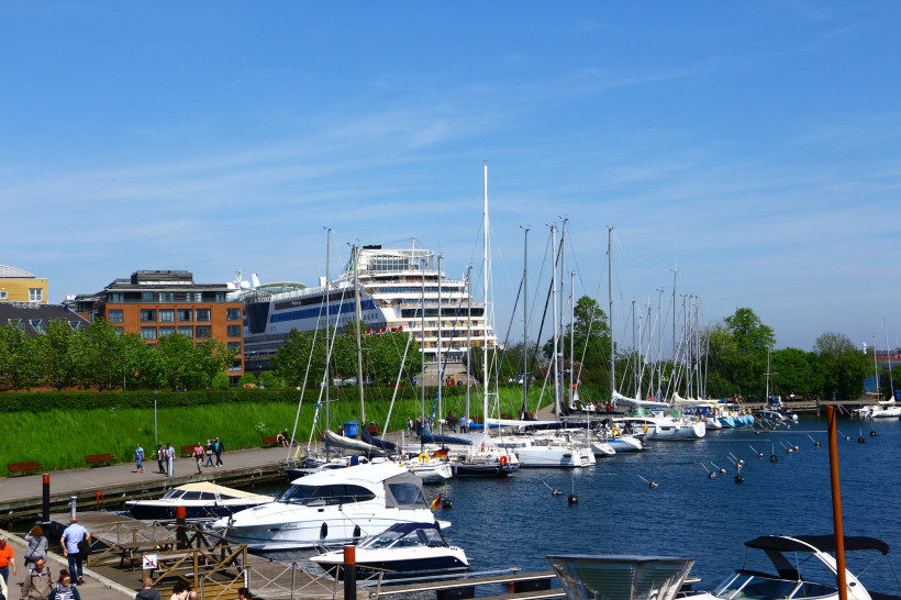 Kreuzfahrten ab Kopenhagen: Kreuzfahrtschiff im Hafen Kreuzfahrtschiff im Hafen von Kopenhagen mit Segelbooten im Vordergrund