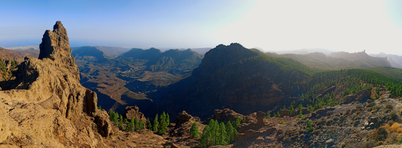 Panoramablick vom Pico de las Nieves – Gran Canarias Bergwelt im Überblick Vom Pico de las Nieves eröffnet sich ein spektakulärer Blick über die Berglandschaft Gran Canarias. Im Vordergrund ragt der Roque Bentayga auf, während am Horizont der Roque Nublo zu erkennen ist. Der Aussichtspunkt gilt als einer der schönsten Orte der I