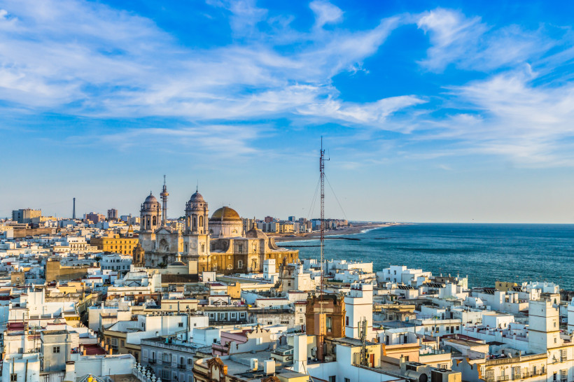 Stadtpanorama von Cádiz mit Kathedrale und Küstenlinie am Atlantik