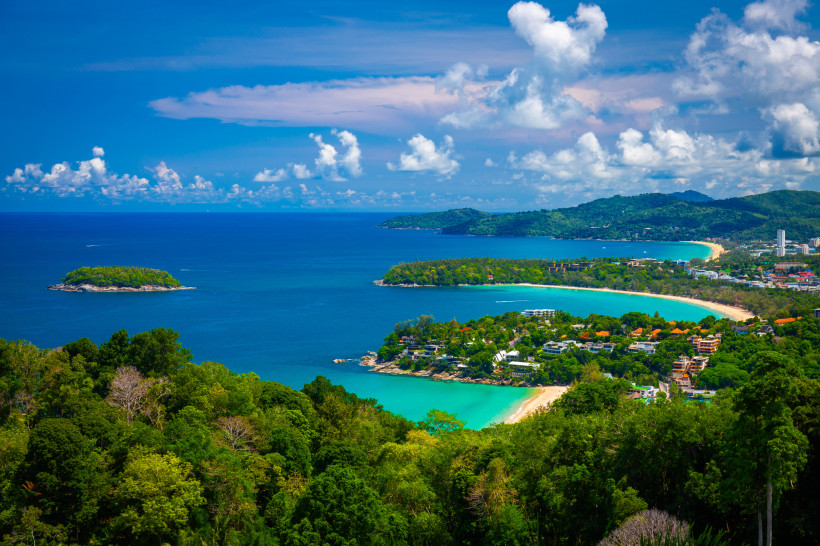 Panoramablick auf Kata Beach mit türkisblauer Bucht, Sandstrand, vorgelagerter Insel und bewaldeten Hügeln