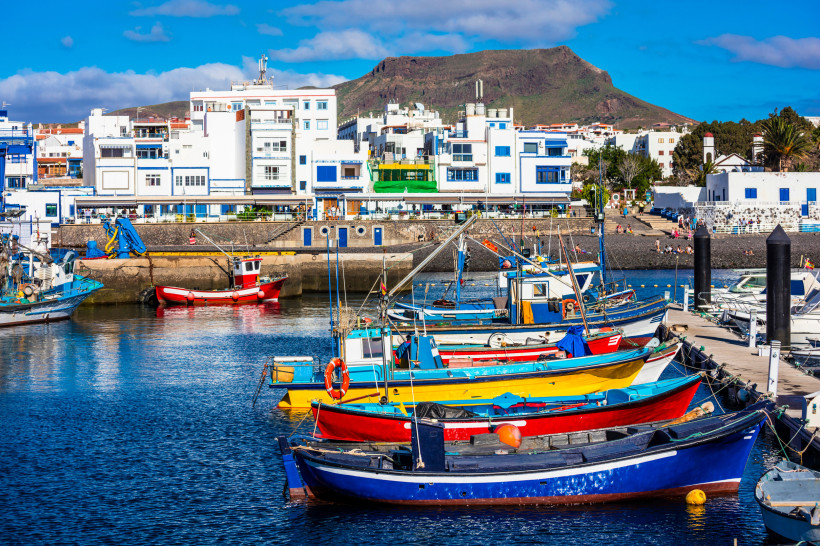 Hafen von Arguineguín Gran Canaria Bunte Fischerboote im Hafen des traditionellen Fischerdorfs Arguineguín auf Gran Canaria.