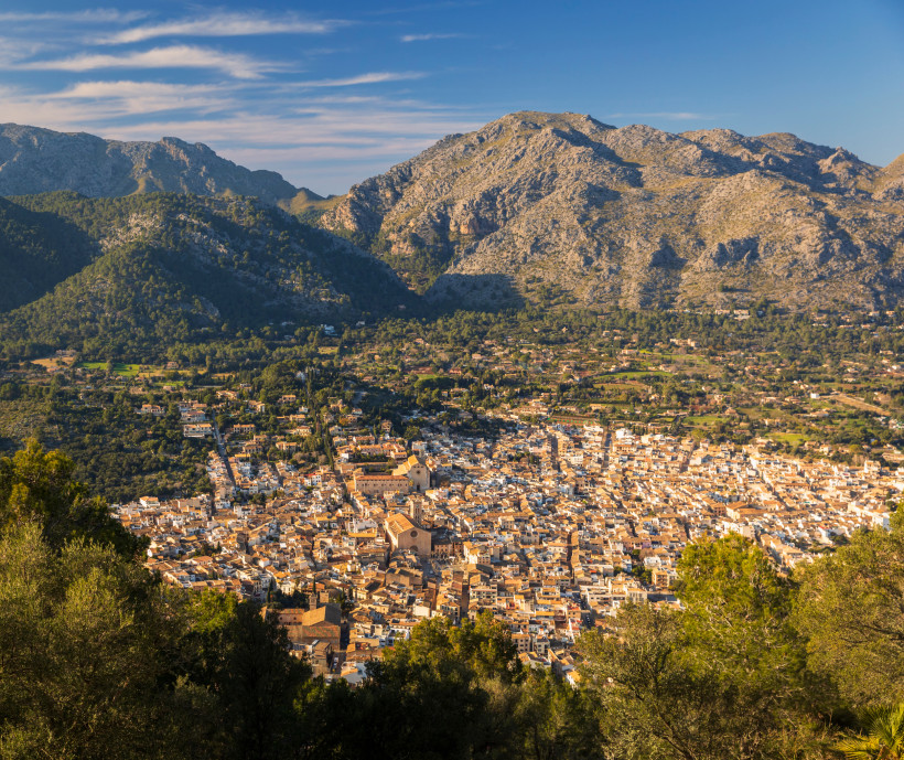 Pollensa, Mallorca Blick auf die Stadt Pollença auf Mallorca mit ihren historischen Häusern, Kirchen und den umliegenden Bergen der Serra de Tramuntana