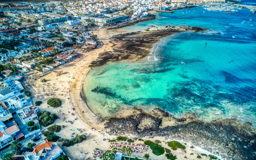 Corralejo Strand Luftaufnahme von Corralejo mit Strand, türkisfarbenem Meer und Hafen im Norden Fuerteventuras