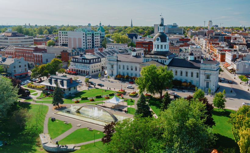 Kingston Jamaika – Stadtzentrum mit historischen Gebäuden Blick auf das Stadtzentrum von Kingston, Jamaika mit historischen Gebäuden und Parkanlage.