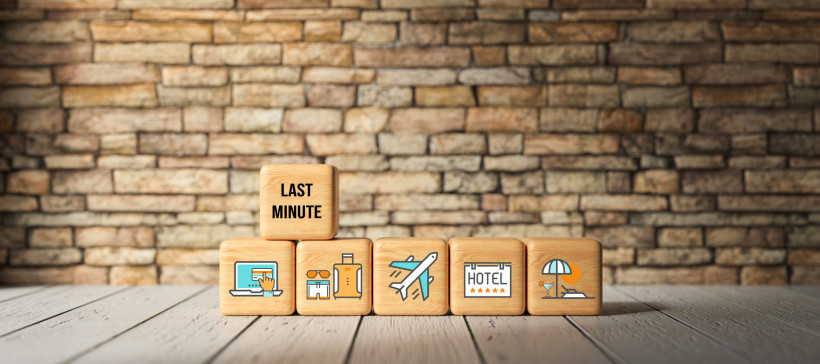 Last-Minute Angebote – jetzt schnell Urlaub buchen und sparen Last-Minute Angebote Symbolbild: Holzblöcke mit Icons für Reisebuchung, Koffer, Flugzeug, Hotel und Strand sowie Schriftzug „Last Minute“ – Darstellung für spontane Urlaubsbuchungen und günstige Reise-Deals.