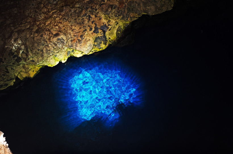 Kapverden - Buracona Buracona auf der Insel Sal, Kapverden – die blaue Grotte mit leuchtendem Lichtreflex im Meerwasser