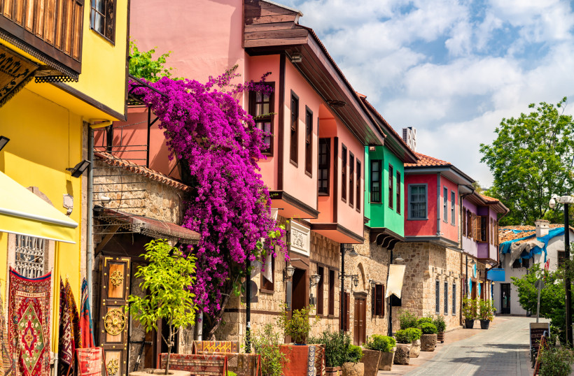 Bunte historische Häuser in der Altstadt Kaleiçi in Antalya mit Blumen, kleinen Läden und typischer Architektur