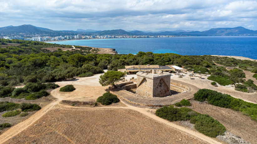 Blick auf das Castell de n’Amer an der Punta de n’Amer mit Küste und Bucht im Hintergrund