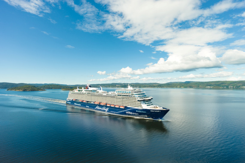 Kreuzfahrtschiff Mein Schiff 7 fährt durch einen Fjord in Norwegen