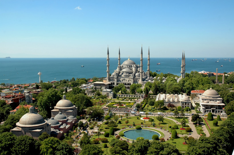 Blaue Moschee in Istanbul, Türkei Blick auf die Blaue Moschee in Istanbul mit sechs Minaretten, umgeben von gepflegten Gärten und Springbrunnen, im Hintergrund das Meer mit zahlreichen Schiffen