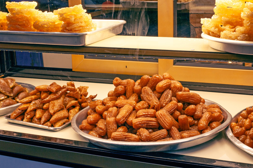 Ägypten - El Gouna Frische Ramadan-Süßigkeiten auf dem Markt und in den Straßen nach Sonnenuntergang