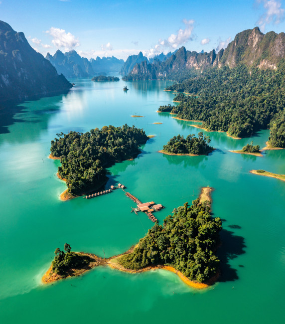 Luftaufnahme vom Cheow Lan Lake mit Inseln, Dschungel und schwimmenden Bungalows im Khao Sok Nationalpark, Thailand