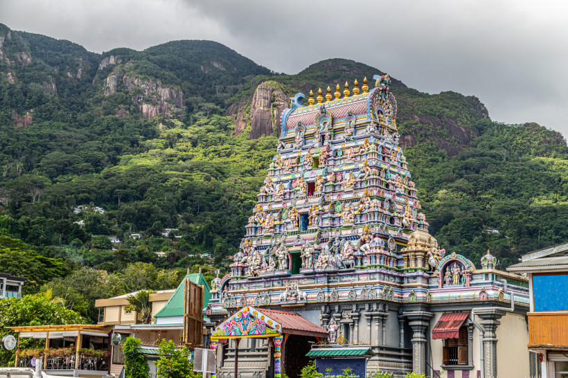 Seychellen - Victoria (Mahé) Sri Navasakthi Vinayagar Tempel in Victoria, Mahé 2025/2026 – farbenprächtiger Hindu-Tempel vor grünen Bergen