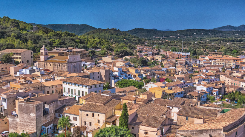 Altstadt von Capdepera auf Mallorca mit traditionellen Steinhäusern und Kirche, historischer Ort nahe Cala Ratjada im Osten der Insel