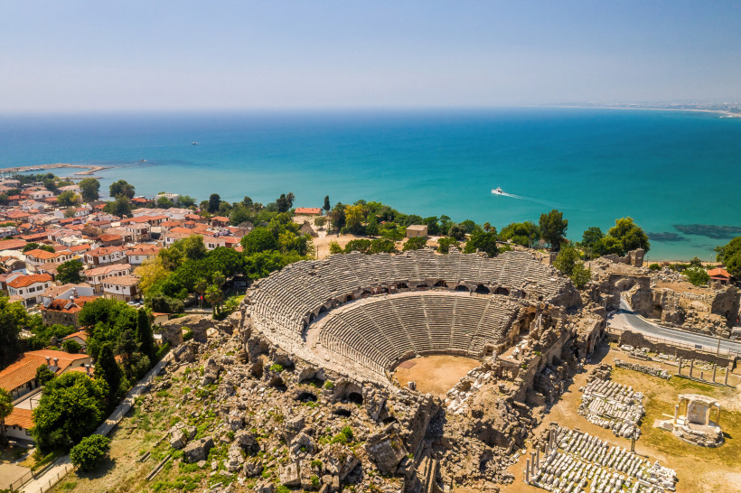 Luftaufnahme des antiken Amphitheaters von Side an der türkischen Riviera mit Blick auf das Mittelmeer und die Altstadt