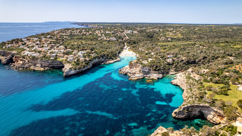 Luftaufnahme der Buchten und Küstenwege südlich von Cala d’Or Richtung Mondragó