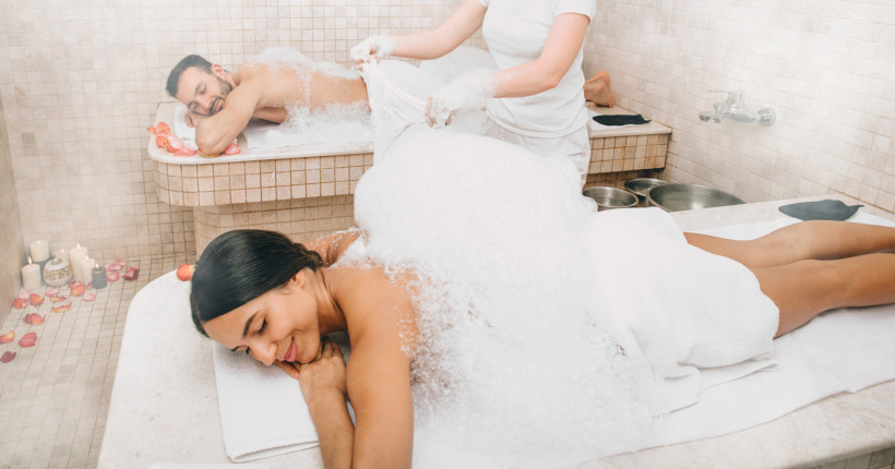 Wellnessurlaub in Belek – Entspannung im traditionellen Hamam für Paare und Singles Paar genießt eine entspannende Hamam-Schaummassage in Belek – ideal für ruhesuchende Paare und Singles, die Wellness und Erholung am Mittelmeer suchen